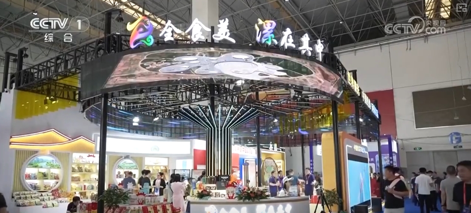 產(chǎn)業(yè)“忙” 消費(fèi)“熱” 百姓“樂(lè)”享新場(chǎng)景點(diǎn)燃消費(fèi)“熱引擎”(圖23)