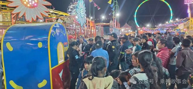九游app：一過(guò)山車(chē)游樂(lè)設(shè)施脫軌！12人受傷！包括1名孕婦4名兒童→(圖2)